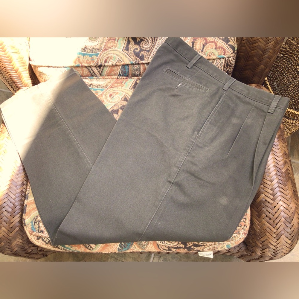 Men’s casual/dress pants with pleats. EUC.